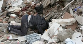 انتشال جثامين 3 فلسطينيين سوريين من تحت الأنقاض بأنطاكيا