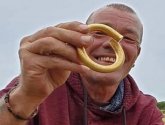 رجل يعثر على لقية ذهبية عمرها 4000 سنة