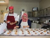 فيديو.. غزة: الشرنوبي الفتاة الوحيد بمطبخ "الروتس" رغم إعاقتها