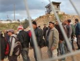 "إسرائيل" تُقرر السماح للعمال الفلسطينيين بالبقاء في الداخل خلال عيد الفصح