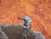 فيديو .. عالم طبيعة ينجو بأعجوبة من حمم بركانية من أجل التقاط "سيلفي"