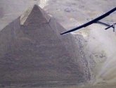 الطائرة الشمسية تصل القاهرة