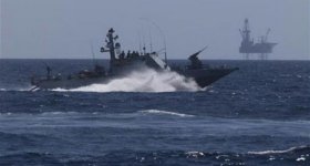 زورق حربي "إسرائيلي" يخترق الحدود البحرية ...