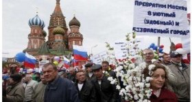موسكو: مئة ألف متظاهر بالساحة الحمراء ...