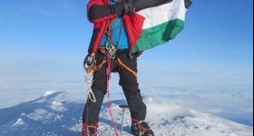 علم فلسطين يرفرف على أعلى قمة ...