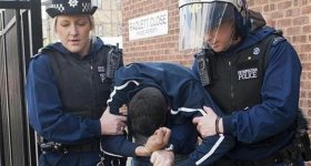 إطلاق سراح 6 معتقلين في بريطانيا