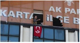 "مسلحان" يقتحمان مقرا للحزب التركي الحاكم ...