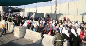 آلاف الفلسطينيين يتوجون إلى الأقصى لصلاة ...