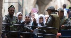 الاحتلال يمنع 20 سيدة من دخول ...