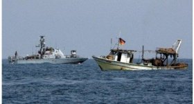 زوارق الاحتلال الحربية تستهدف 3 قوارب ...
