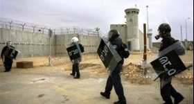 الأسرى الفلسطينيون في سجن "ريمون" يغلقون ...