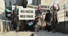 احتجاجات في مدن بوسنية ضد منع ...
