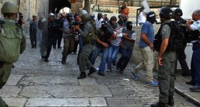 قوات الاحتلال تعتدي على المصلين وحراس ...
