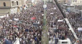 مسيرة ضخمة في صنعاء تنديداً بالعدوان ...