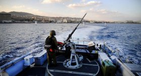 زوارق الاحتلال تستهدف الصيادين في بحر ...