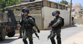 قوات الاحتلال تحاصر منزلا وتعتقل شابا ...