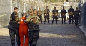 الغارديان: التقاط صور عارية لسجناء السي ...
