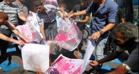 شبّان غاضبون في غزة يحرقون صوراً ...