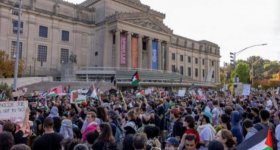 "فلسطين ليست للبيع".. محتجون يقاطعون اجتماعاً ...