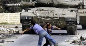 حجارة الفلسطينيين تثير هلع الاحتلال!