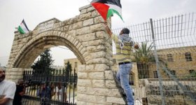 فلسطينيون يحتجون على سيطرة مستوطنين على ...