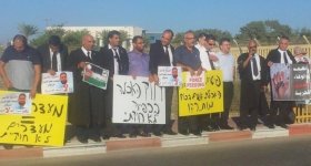 فلسطينيون يعتصمون امام مستشفى صهيوني لرفض ...