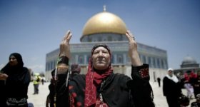 آلاف الفلسطينيين يؤدون الجمعة برحاب الأقصى ...