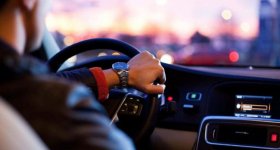 4 تطبيقات تساعد على قيادة السيارة بسهولة