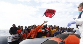 خفر السواحل التونسي ينقذ 98 مهاجرا ...