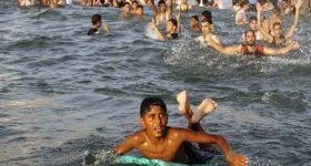 نصف شاطئ بحر غزة بدون “رجال ...
