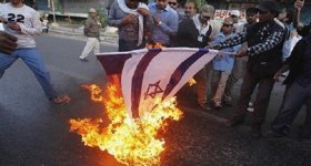صحافيون مصريون يحرقون العلم الصهيوني احتجاجًا ...