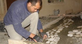 متطوعون فلسطينيون يرممون الفسيفساء للمباني التاريخية