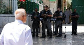 عناصر من شرطة الاحتلال تقتحم المسجد ...