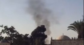 بالفيديو.. الاحتلال يطلق القنابل على المعتكفين ...