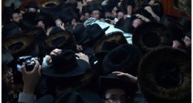 جنازة حاخام "إسرائيلي" تنتهي بقتيل وعشرات ...