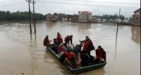 17 قتيلا إثر فيضانات وانهيار أرضي ...
