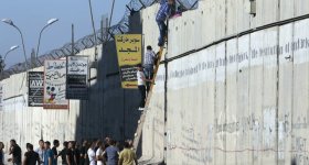 إصابة شاب فلسطيني إثر سقوطه عن ...