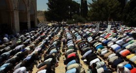 300 غزيّ في المسجد الأقصى لأداء ...
