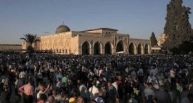 عشرات آلاف الفلسطينيين يؤدون صلاة العيد ...