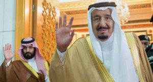 فيديو.. بعد أن كلفه بإدارة شؤون السعودية،بن سلمان يقبل قدم والده