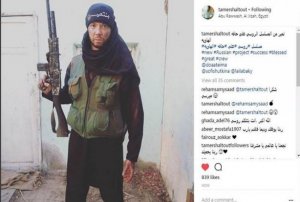 ممثل مصري يثير جدلاً بنشره صورة بزي &quot;داعشي&quot;