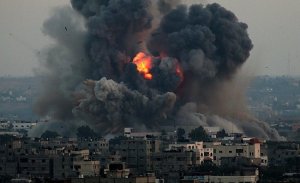 الاحتلال يستهدف مواقع للمقاومة في قطاع غزة