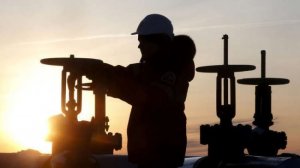 صعود النفط بعد انخفاض مفاجئ في المخزون الأمريكي