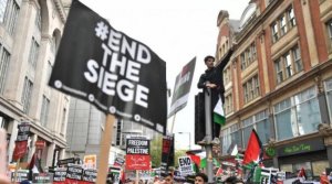 رفضا للعدوان الإسرائيلي.. أكثر من 100 ألف يتظاهرون قرب سفارة الاحتلال في لندن