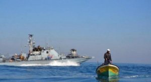 الاحتلال يستهدف مراكب الصيادين في غزة