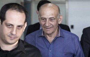 الحكم على رئيس الوزراء الصهيوني السابق اولمرت بالسجن 8 اشهر
