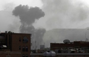 مصادر يمنية : “عاصفة الحزم” تقصف معسكرا مواليا للحوثيين شمالي صنعاء