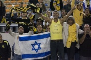 مشجعو فريق &quot;إسرائيلي&quot; يرددون هتافات عنصرية ضد لاعب عربي