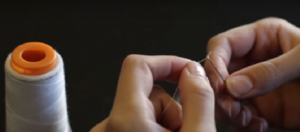 فيديو.. طريقة رائعة لإدخال الخيط في الإبرة
