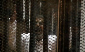 مرسي ينتظر الحكم في قضيتي التخابر والهرب من السجن ويواجه الاعدام